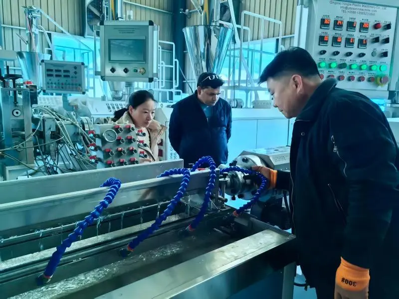 Μηχανή σωλήνων άρδευσης από καουτσούκ που λειτουργεί επί τόπου για πελάτη της Ινδίας