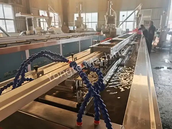 Στερεά WPC Door Jamb Making Machine που λειτουργεί στην Ινδία