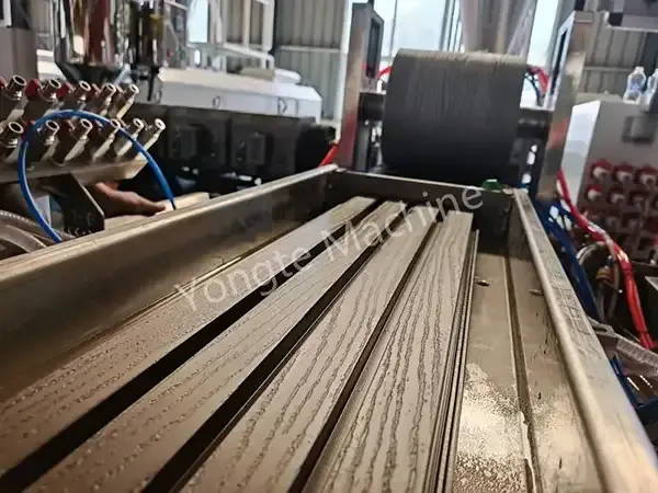 Εγκαταστάθηκε επιτυχώς στον Καναδά η Yongte WPC Cadding Machine